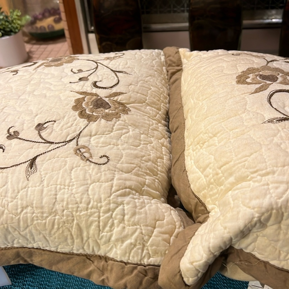 A NEW PAIR OF 16/16 INCH PILLOWS, BEIGE AND BROWN !